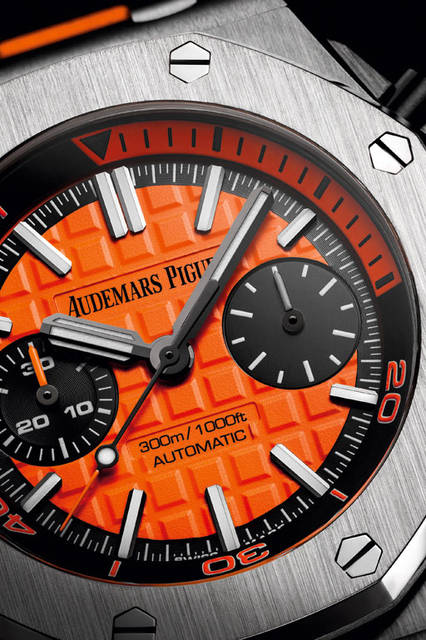 <strong>ロイヤル オーク オフショア・<br />ダイバー・クロノグラフ</strong><br />ケース｜ステンレススチール<br />直径｜42mm<br />厚さ│14.75mm<br />ムーブメント｜自動巻き（Cal.3124/3841）<br />機能｜クロノグラフ（30分積算計）、スモールセコンド、潜水時間を記録するインナーリング<br />ストラップ｜ラバー<br />防水｜300m<br />発売時期｜2015年6月予定<br />予価｜302万4000円