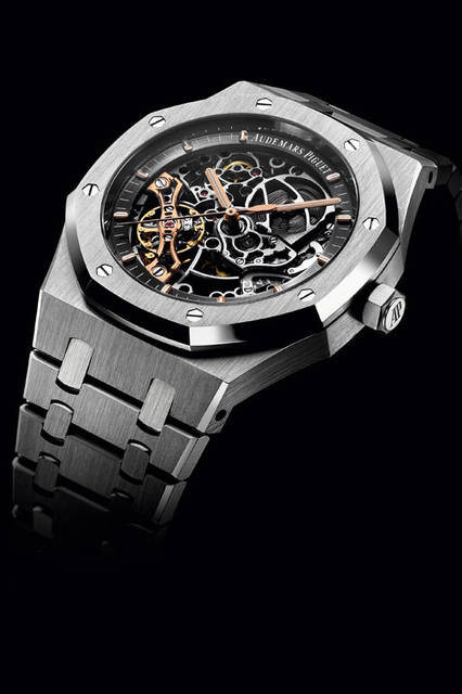 <strong>ロイヤル オーク<br />ダブル バランスホイール・オープンワーク</strong><br />ケース｜ステンレススチール<br />直径｜41mm<br />厚さ｜9.9mm<br />ムーブメント｜自動巻き（Cal.3132）<br />パワーリザーブ｜45時間<br />ブレスレット｜ステンレススチール<br />防水｜5気圧<br />発売時期｜2016年3月<br />予価｜475万2000円