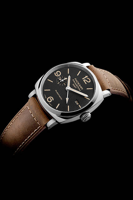 <strong>ラジオミール1940 スリーデイズ GMT<br />オートマティック アッチャイオ-45mm</strong><br />PAM00657<br />ケース｜ステンレススチール<br />直径｜45mm<br />ムーブメント｜自動巻き（Cal.P.4001）<br />機能｜第二時間帯表示、昼夜表示、パワーリザーブ表示（ムーブメント裏蓋側）、ゼロリセット機能、日付表示<br />ストラップ｜カーフ<br />防水｜10気圧<br />発売時期｜2016年夏予定