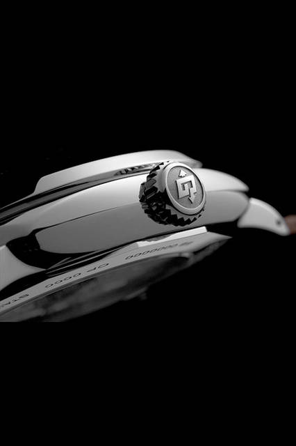 <strong>ラジオミール1940 スリーデイズ GMT<br />オートマティック アッチャイオ-45mm</strong><br />PAM00657<br />ケース｜ステンレススチール<br />直径｜45mm<br />ムーブメント｜自動巻き（Cal.P.4001）<br />機能｜第二時間帯表示、昼夜表示、パワーリザーブ表示（ムーブメント裏蓋側）、ゼロリセット機能、日付表示<br />ストラップ｜カーフ<br />防水｜10気圧<br />発売時期｜2016年夏予定