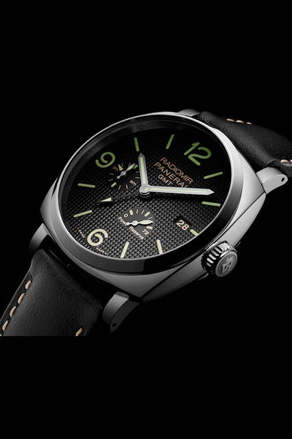 <strong>ラジオミール1940 スリーデイズ GMT<br />パワーリーザーブ オートマティック<br />アッチャイオ-45mm</strong><br />PAM00628<br />ケース｜ステンレススチール<br />直径｜45mm<br />ムーブメント｜自動巻き（Cal.P.4002）<br />機能｜第二時間帯表示、昼夜表示、パワーリザーブ表示（ムーブメント裏蓋側）、ゼロリセット機能、日付表示<br />ストラップ｜カーフ<br />防水｜10気圧<br />発売時期｜2016年夏予定