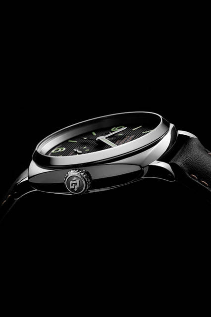 <strong>ラジオミール1940 スリーデイズ GMT<br />パワーリーザーブ オートマティック<br />アッチャイオ-45mm</strong><br />PAM00628<br />ケース｜ステンレススチール<br />直径｜45mm<br />ムーブメント｜自動巻き（Cal.P.4002）<br />機能｜第二時間帯表示、昼夜表示、パワーリザーブ表示（ムーブメント裏蓋側）、ゼロリセット機能、日付表示<br />ストラップ｜カーフ<br />防水｜10気圧<br />発売時期｜2016年夏予定