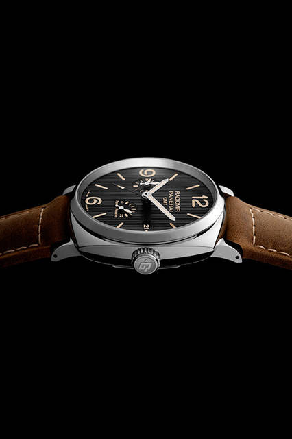 <strong>ラジオミール1940 スリーデイズ GMT<br />パワーリーザーブ オートマティック<br />アッチャイオ-45mm</strong><br />PAM00658<br />ケース｜ステンレススチール<br />直径｜45mm<br />ムーブメント｜自動巻き（Cal.P.4002）<br />機能｜第二時間帯表示、昼夜表示、パワーリザーブ表示（ムーブメント裏蓋側）、ゼロリセット機能、日付表示<br />ストラップ｜カーフ<br />防水｜10気圧<br />発売時期｜2016年夏予定