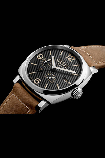 <strong>ラジオミール1940 スリーデイズ GMT<br />パワーリーザーブ オートマティック<br />アッチャイオ-45mm</strong><br />PAM00658<br />ケース｜ステンレススチール<br />直径｜45mm<br />ムーブメント｜自動巻き（Cal.P.4002）<br />機能｜第二時間帯表示、昼夜表示、パワーリザーブ表示（ムーブメント裏蓋側）、ゼロリセット機能、日付表示<br />ストラップ｜カーフ<br />防水｜10気圧<br />発売時期｜2016年夏予定
