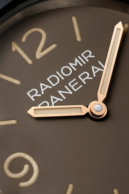 <strong>ラジオミール  1940<br />スリーデイズ アッチャイオ-47mm</strong><br />PAM00662<br />ケース｜ステンレススチール<br />直径｜47mm<br />ムーブメント｜手巻き（Cal.P.3000）<br />ストラップ｜カーフ<br />防水｜10気圧<br />限定数｜世界1000本<br />発売時期｜2016年夏予定