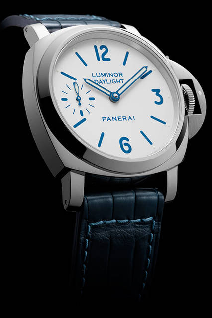 <strong>ルミノール エイトデイズ セット</strong><br />PAM00786<br /><br /><strong>ルミノール デイライト<br />エイトデイズ アッチャイオ-44mm</strong><br />ケース｜ステンレススチール<br />直径｜44mm<br />ムーブメント｜手巻き（Cal.P.5000）<br />ストラップ｜アリゲーター<br />防水｜30気圧<br />発売時期｜2016年夏予定