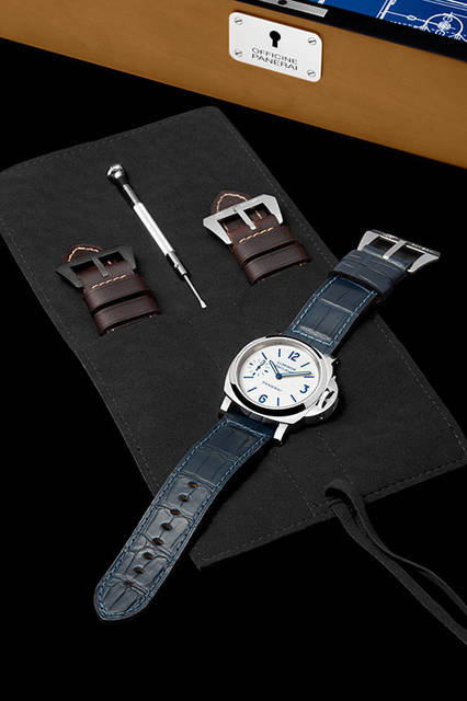 <strong>ルミノール エイトデイズ セット</strong><br />PAM00786<br /><br /><strong>ルミノール デイライト<br />エイトデイズ アッチャイオ-44mm</strong><br />ケース｜ステンレススチール<br />直径｜44mm<br />ムーブメント｜手巻き（Cal.P.5000）<br />ストラップ｜アリゲーター<br />防水｜30気圧<br />発売時期｜2016年夏予定