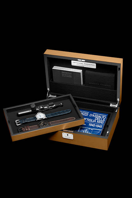 <strong>ルミノール エイトデイズ セット</strong><br />PAM00786<br /><br /><strong>ルミノール ブラックシール レフトハンド<br />エイトデイズ アッチャイオ DLC-44mm</strong><br />ケース｜ステンレススチール（DLC加工）<br />直径｜44mm<br />ムーブメント｜手巻き（Cal.P.5000）<br />ストラップ｜カーフ<br />防水｜30気圧<br />発売時期｜2016年夏予定<br /><br /><strong>ルミノール デイライト<br />エイトデイズ アッチャイオ-44mm</strong><br />ケース｜ステンレススチール<br />直径｜44mm<br />ムーブメント｜手巻き（Cal.P.5000）<br />ストラップ｜アリゲーター<br />防水｜30気圧<br />発売時期｜2016年夏予定