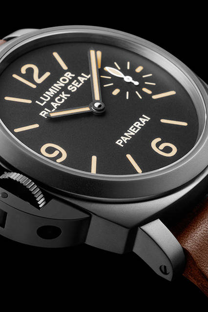 <strong>ルミノール エイトデイズ セット</strong><br />PAM00786<br /><br /><strong>ルミノール ブラックシール レフトハンド<br />エイトデイズ アッチャイオ DLC-44mm</strong><br />ケース｜ステンレススチール（DLC加工）<br />直径｜44mm<br />ムーブメント｜手巻き（Cal.P.5000）<br />ストラップ｜カーフ<br />防水｜30気圧<br />発売時期｜2016年夏予定