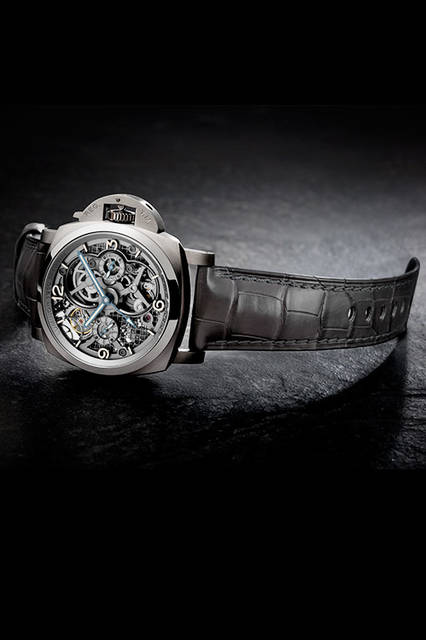 <strong>ロ・シェンツィアート ルミノール 1950<br />トゥールビヨン GMT チタニオ-47mm</strong><br />PAM00578<br />ケース｜チタニウム<br />直径｜47mm<br />ムーブメント｜手巻き（Cal.P.2005/T）<br />機能｜トゥールビヨン（垂直回転式）、第二時間帯表示、昼夜表示、パワーリザーブ表示（ムーブメント裏蓋側）<br />ストラップ｜アリゲーター<br />防水｜10気圧<br />限定本数｜150本<br />発売時期｜2016年冬予定