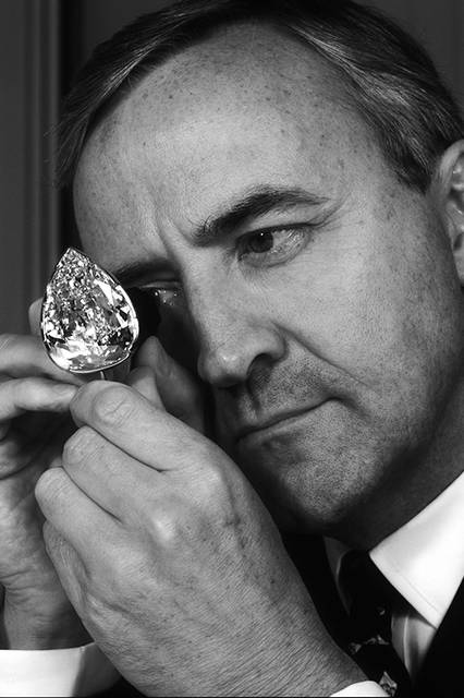 ダイヤモンドのスペシャリスト、アンドリュー・コクソン氏が“ミレニアム スター”を選定。アンドリュー氏は、2001年「デビアス ダイヤモンド インスティテュート」代表に就任。