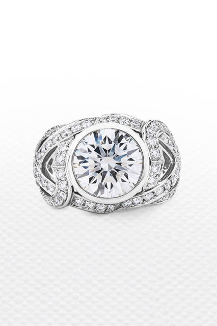 素材｜ホワイトダイヤモンド<br>（メインダイヤモンド：5.01ct）