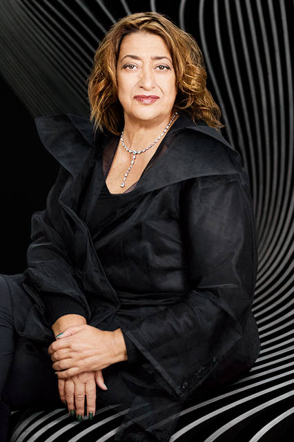 建築家のザハ・ハディッド。2004年に女性として初めてプリツカー賞を受賞。2010年と2011年にスターリング賞、2012年に大英帝国勲章デイム・コマンダーを受賞している。