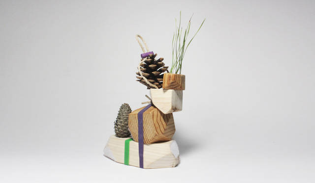 <strong>DADA</strong><br />子どもたちの感性を育てるブロック。身近なもの同士をベルトで巻きつけたり、穴に何かを刺し込んでみたり、手に取る人の想像力次第で多様な作品を生み出すことができる。