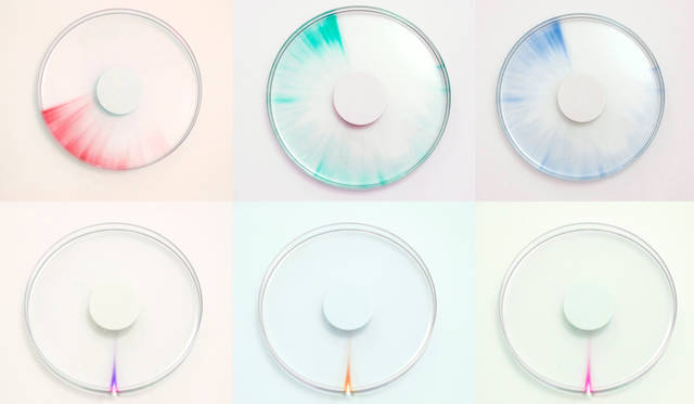 <strong>TRACE</strong><br />紫外線に反応して変色する溶液を用い、過ぎゆく時間を目に見える形で表す時計。