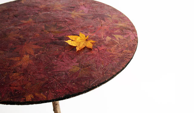 <strong>Bio-Vide</strong><br />「土に還る」というコンセプトを視覚化し、落ち葉で作成したテーブルや封筒。