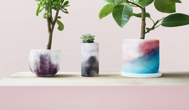 <strong>PLANTS-SKIN</strong><br />植物への水やりのタイミングを視覚化し、乾燥した植物への水やりの行動を促すことができるプランター。