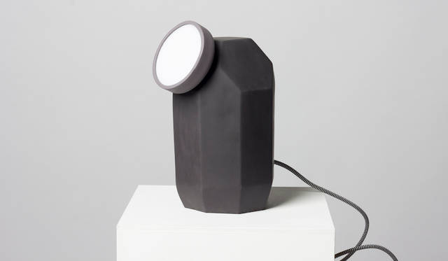 <strong>Project Play</strong><br />磁気性ゴムの開発とワイヤレス技術の利用によって生まれた照明器具。