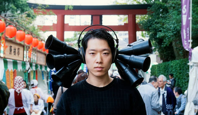 <strong>RESOLUTION OF SOUND LOCATION</strong><br />超指向性マイクとスピーカーで構成された、音の発信源を特定できるヘッドフォン。