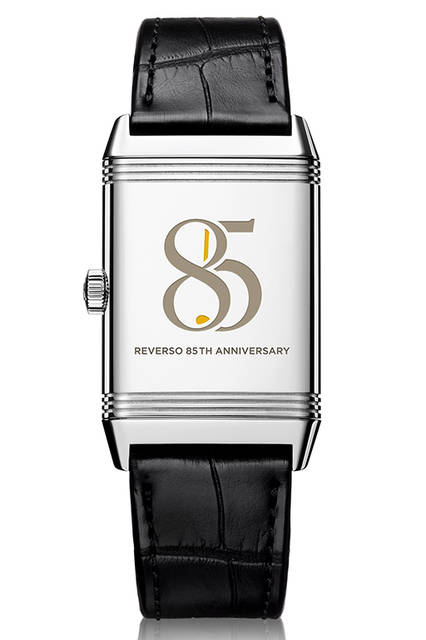 <strong>レベルソ・クラシック・ラージ</strong><br />ケース｜ステンレススチール（反転ケース）<br />サイズ｜縦45.6✕横27.4mm<br />厚さ｜9.7mm<br />ムーブメント｜自動巻き（Cal.965）<br />ストラップ│アリゲーター<br />防水｜3気圧<br />発売時期｜2016年夏予定<br />予価｜110万7000円（税込）