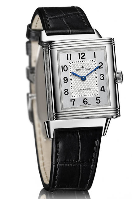 <strong>レベルソ・クラシック・ラージ</strong><br />ケース｜ステンレススチール（反転ケース）<br />サイズ｜縦45.6✕横27.4mm<br />厚さ｜9.7mm<br />ムーブメント｜自動巻き（Cal.965）<br />ストラップ│アリゲーター<br />防水｜3気圧<br />発売時期｜2016年夏予定<br />予価｜110万7000円（税込）