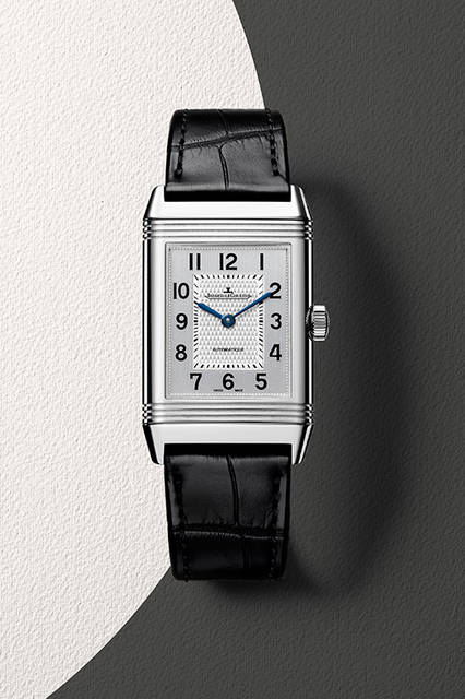 <strong>レベルソ・クラシック・ラージ</strong><br />ケース｜ステンレススチール（反転ケース）<br />サイズ｜縦45.6✕横27.4mm<br />厚さ｜9.7mm<br />ムーブメント｜自動巻き（Cal.965）<br />ストラップ│アリゲーター<br />防水｜3気圧<br />発売時期｜2016年夏予定<br />予価｜110万7000円（税込）