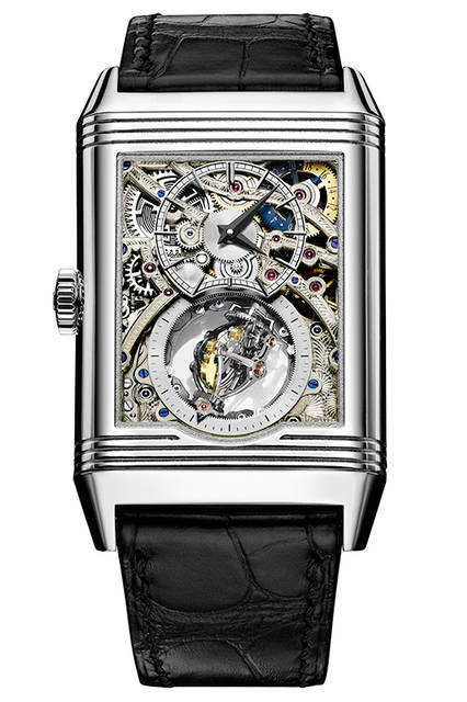 <strong>レベルソ・トリビュート・ジャイロトゥールビヨン</strong><br />ケース｜プラチナ<br />サイズ｜縦51.2✕横31mm<br />厚さ｜12.4mm<br />ムーブメント｜手巻き（Cal.179）<br />機能｜反転ケース、ジャイロトゥールビヨン、昼夜表示（表面の時刻に連動）、第二時間帯表示<br />ストラップ｜アリゲーター<br />防水｜3気圧<br />限定数｜75本<br />発売時期｜2018年予定<br />予価｜27万ユーロ（税別）