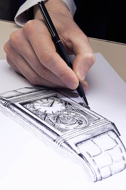 <strong>レベルソ・トリビュート・ジャイロトゥールビヨン</strong><br />ケース｜プラチナ<br />サイズ｜縦51.2✕横31mm<br />厚さ｜12.4mm<br />ムーブメント｜手巻き（Cal.179）<br />機能｜反転ケース、ジャイロトゥールビヨン、昼夜表示（表面の時刻に連動）、第二時間帯表示<br />ストラップ｜アリゲーター<br />防水｜3気圧<br />限定数｜75本<br />発売時期｜2018年予定<br />予価｜27万ユーロ（税別）