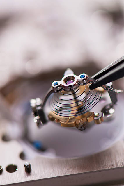 <strong>レベルソ・トリビュート・ジャイロトゥールビヨン</strong><br />ケース｜プラチナ<br />サイズ｜縦51.2✕横31mm<br />厚さ｜12.4mm<br />ムーブメント｜手巻き（Cal.179）<br />機能｜反転ケース、ジャイロトゥールビヨン、昼夜表示（表面の時刻に連動）、第二時間帯表示<br />ストラップ｜アリゲーター<br />防水｜3気圧<br />限定数｜75本<br />発売時期｜2018年予定<br />予価｜27万ユーロ（税別）