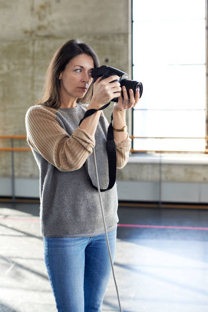 ポール・マッカトニーを父に持つフォトグラファー、メアリー・マッカートニー。最高の瞬間をとらえる天性の才能を発揮し、被写体の内面の美しさを引き出す。