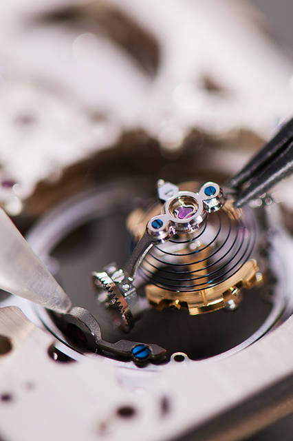 <strong>レベルソ・トリビュート・ジャイロトゥールビヨン</strong><br />ケース｜プラチナ<br />サイズ｜縦51.2✕横31mm<br />厚さ｜12.4mm<br />ムーブメント｜手巻き（Cal.179）<br />機能｜反転ケース、ジャイロトゥールビヨン、昼夜表示（表面の時刻に連動）、第二時間帯表示<br />ストラップ｜アリゲーター<br />防水｜3気圧<br />限定数｜75本<br />発売時期｜2018年予定<br />予価｜27万ユーロ（税別）