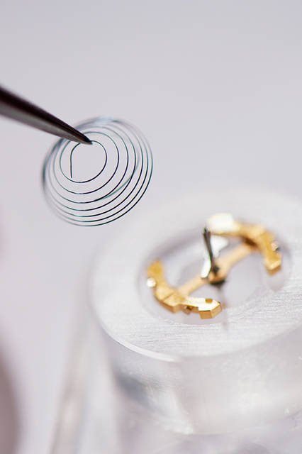 <strong>レベルソ・トリビュート・ジャイロトゥールビヨン</strong><br />ケース｜プラチナ<br />サイズ｜縦51.2✕横31mm<br />厚さ｜12.4mm<br />ムーブメント｜手巻き（Cal.179）<br />機能｜反転ケース、ジャイロトゥールビヨン、昼夜表示（表面の時刻に連動）、第二時間帯表示<br />ストラップ｜アリゲーター<br />防水｜3気圧<br />限定数｜75本<br />発売時期｜2018年予定<br />予価｜27万ユーロ（税別）