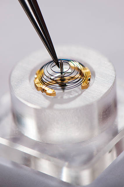 <strong>レベルソ・トリビュート・ジャイロトゥールビヨン</strong><br />ケース｜プラチナ<br />サイズ｜縦51.2✕横31mm<br />厚さ｜12.4mm<br />ムーブメント｜手巻き（Cal.179）<br />機能｜反転ケース、ジャイロトゥールビヨン、昼夜表示（表面の時刻に連動）、第二時間帯表示<br />ストラップ｜アリゲーター<br />防水｜3気圧<br />限定数｜75本<br />発売時期｜2018年予定<br />予価｜27万ユーロ（税別）