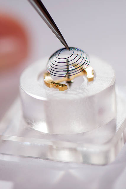 <strong>レベルソ・トリビュート・ジャイロトゥールビヨン</strong><br />ケース｜プラチナ<br />サイズ｜縦51.2✕横31mm<br />厚さ｜12.4mm<br />ムーブメント｜手巻き（Cal.179）<br />機能｜反転ケース、ジャイロトゥールビヨン、昼夜表示（表面の時刻に連動）、第二時間帯表示<br />ストラップ｜アリゲーター<br />防水｜3気圧<br />限定数｜75本<br />発売時期｜2018年予定<br />予価｜27万ユーロ（税別）