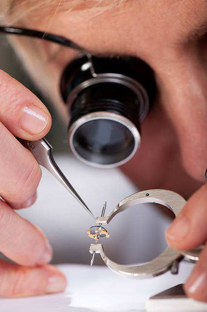 <strong>レベルソ・トリビュート・ジャイロトゥールビヨン</strong><br />ケース｜プラチナ<br />サイズ｜縦51.2✕横31mm<br />厚さ｜12.4mm<br />ムーブメント｜手巻き（Cal.179）<br />機能｜反転ケース、ジャイロトゥールビヨン、昼夜表示（表面の時刻に連動）、第二時間帯表示<br />ストラップ｜アリゲーター<br />防水｜3気圧<br />限定数｜75本<br />発売時期｜2018年予定<br />予価｜27万ユーロ（税別）