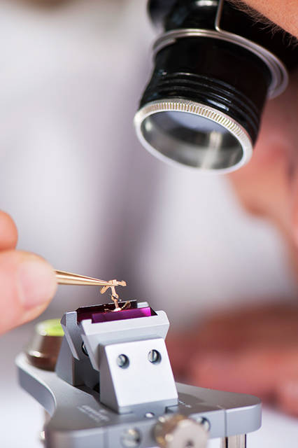 <strong>レベルソ・トリビュート・ジャイロトゥールビヨン</strong><br />ケース｜プラチナ<br />サイズ｜縦51.2✕横31mm<br />厚さ｜12.4mm<br />ムーブメント｜手巻き（Cal.179）<br />機能｜反転ケース、ジャイロトゥールビヨン、昼夜表示（表面の時刻に連動）、第二時間帯表示<br />ストラップ｜アリゲーター<br />防水｜3気圧<br />限定数｜75本<br />発売時期｜2018年予定<br />予価｜27万ユーロ（税別）