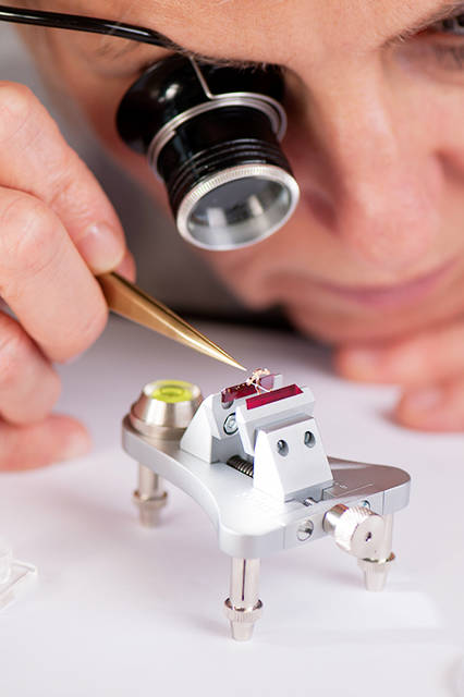 <strong>レベルソ・トリビュート・ジャイロトゥールビヨン</strong><br />ケース｜プラチナ<br />サイズ｜縦51.2✕横31mm<br />厚さ｜12.4mm<br />ムーブメント｜手巻き（Cal.179）<br />機能｜反転ケース、ジャイロトゥールビヨン、昼夜表示（表面の時刻に連動）、第二時間帯表示<br />ストラップ｜アリゲーター<br />防水｜3気圧<br />限定数｜75本<br />発売時期｜2018年予定<br />予価｜27万ユーロ（税別）