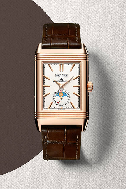 <strong>レベルソ・トリビュート・カレンダー</strong><br />ケース｜18Kピンクゴールド<br />サイズ｜縦49.4✕横29.9mm<br />厚さ｜10.90mm<br />ムーブメント｜手巻き（Cal.853）<br />機能｜反転ケース、トリプルカレンダー（曜日表示、月表示、指針式の日付表示）、ムーンフェイズ、第二時間帯表示（裏面の文字盤で表示、昼夜表示付き）<br />ストラップ｜アリゲーター<br />防水｜3気圧<br />発売時期｜2016年夏予定<br />予価｜310万5000円（税込）