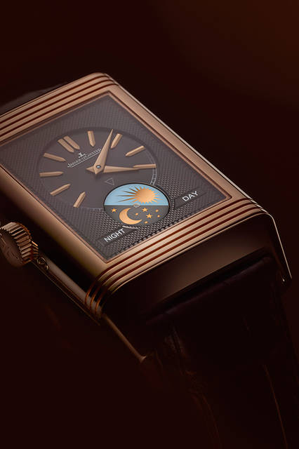 <strong>レベルソ・トリビュート・カレンダー</strong><br />ケース｜18Kピンクゴールド<br />サイズ｜縦49.4✕横29.9mm<br />厚さ｜10.90mm<br />ムーブメント｜手巻き（Cal.853）<br />機能｜反転ケース、トリプルカレンダー（曜日表示、月表示、指針式の日付表示）、ムーンフェイズ、第二時間帯表示（裏面の文字盤で表示、昼夜表示付き）<br />ストラップ｜アリゲーター<br />防水｜3気圧<br />発売時期｜2016年夏予定<br />予価｜310万5000円（税込）