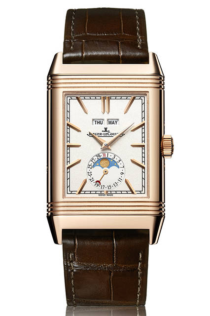 <strong>レベルソ・トリビュート・カレンダー</strong><br />ケース｜18Kピンクゴールド<br />サイズ｜縦49.4✕横29.9mm<br />厚さ｜10.90mm<br />ムーブメント｜手巻き（Cal.853）<br />機能｜反転ケース、トリプルカレンダー（曜日表示、月表示、指針式の日付表示）、ムーンフェイズ、第二時間帯表示（裏面の文字盤で表示、昼夜表示付き）<br />ストラップ｜アリゲーター<br />防水｜3気圧<br />発売時期｜2016年夏予定<br />予価｜310万5000円（税込）