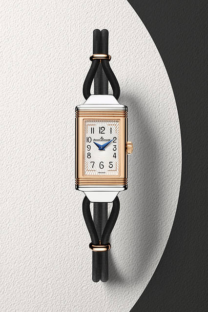 <strong>レベルソ・ワン・コルドネ</strong><br />ケース｜18Kピンクゴールド＋ステンレススチール<br />サイズ｜縦33.8✕横16.3mm<br />厚さ｜7mm<br />ムーブメント｜クォーツ（Cal.657）<br />機能｜反転ケース<br />ストラップ｜レザーコード<br />防水｜3気圧<br />発売時期｜2016年夏予定<br />予価｜91万2600円（税込）