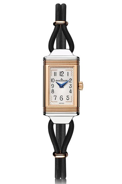 <strong>レベルソ・ワン・コルドネ</strong><br />ケース｜18Kピンクゴールド＋ステンレススチール<br />サイズ｜縦33.8✕横16.3mm<br />厚さ｜7mm<br />ムーブメント｜クォーツ（Cal.657）<br />機能｜反転ケース<br />ストラップ｜レザーコード<br />防水｜3気圧<br />発売時期｜2016年夏予定<br />予価｜91万2600円（税込）