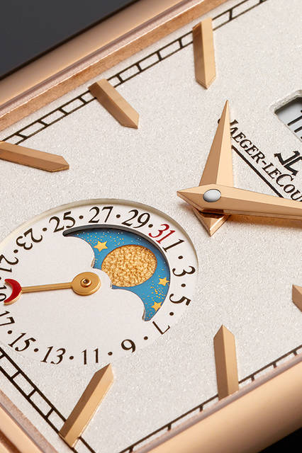 <strong>レベルソ・トリビュート・カレンダー</strong><br />ケース｜18Kピンクゴールド<br />サイズ｜縦49.4✕横29.9mm<br />厚さ｜10.90mm<br />ムーブメント｜手巻き（Cal.853）<br />機能｜反転ケース、トリプルカレンダー（曜日表示、月表示、指針式の日付表示）、ムーンフェイズ、第二時間帯表示（裏面の文字盤で表示、昼夜表示付き）<br />ストラップ｜アリゲーター<br />防水｜3気圧<br />発売時期｜2016年夏予定<br />予価｜310万5000円（税込）