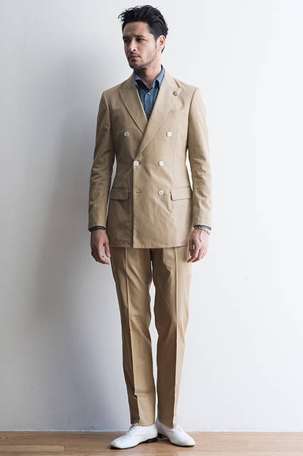 ダブルジャケット 51,840円、スラックス 19,440円 シャツ 22,680円