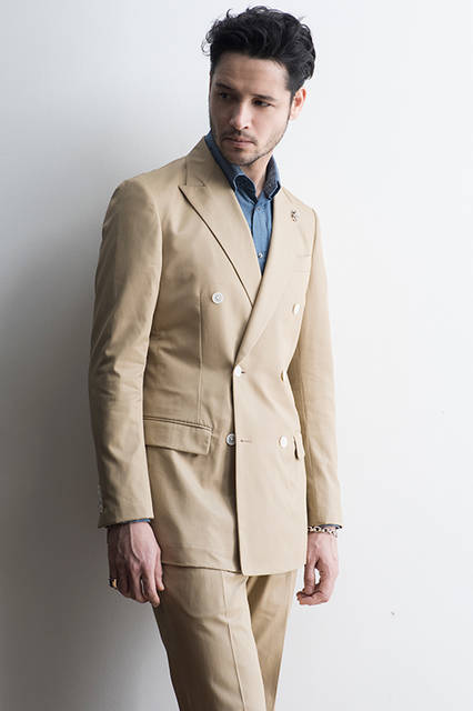 ダブルジャケット 51,840円、スラックス 19,440円 シャツ 22,680円