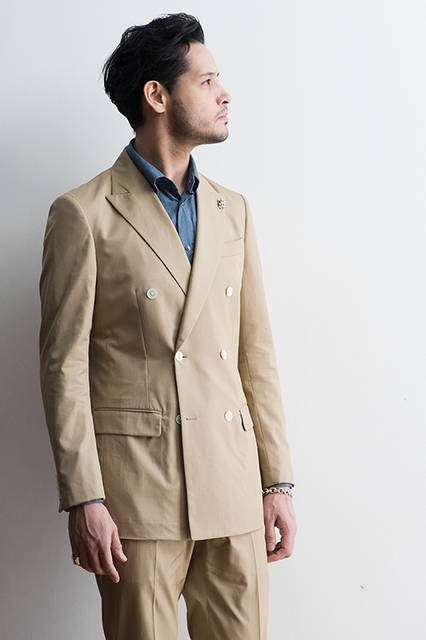 ダブルジャケット 51,840円、スラックス 19,440円シャツ 22,680円