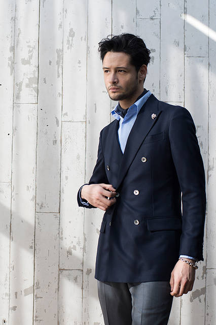 ダブルジャケット 58,320円、シャツ 14,040円