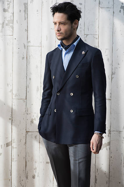 ダブルジャケット 58,320円、シャツ 14,040円