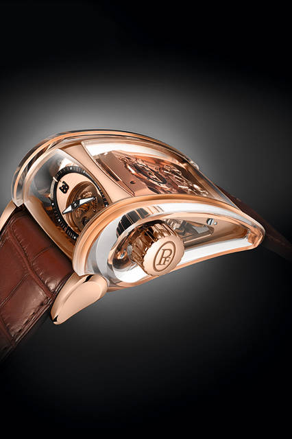 <strong>ブガッティ スーパースポーツ サファイア</strong><br />ケース｜18Kローズゴールド＋サファイアクリスタル<br />サイズ｜縦50.25×横37.1mm<br />厚さ｜23.2mm<br />ムーブメント｜手巻き（Cal.PF374）<br />機能｜パワーリザーブ表示<br />ストラップ｜アリゲーター（エルメス製）<br />防水｜10m<br />発売時期｜入荷未定<br />予価｜6812万5000円(税別）