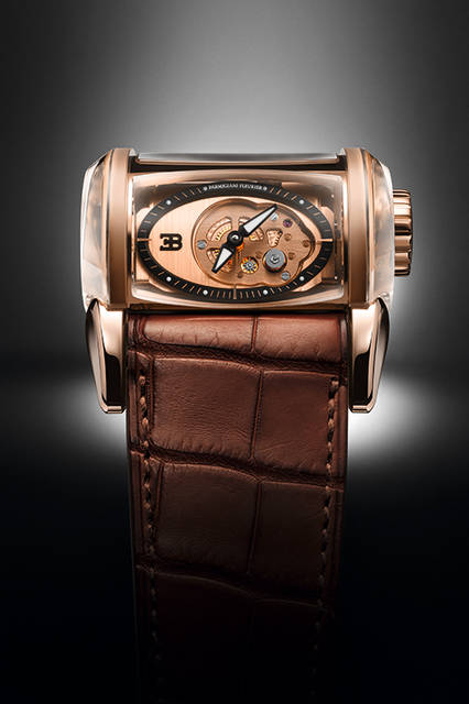 <strong>ブガッティ スーパースポーツ サファイア</strong><br />ケース｜18Kローズゴールド＋サファイアクリスタル<br />サイズ｜縦50.25×横37.1mm<br />厚さ｜23.2mm<br />ムーブメント｜手巻き（Cal.PF374）<br />機能｜パワーリザーブ表示<br />ストラップ｜アリゲーター（エルメス製）<br />防水｜10m<br />発売時期｜入荷未定<br />予価｜6812万5000円(税別）